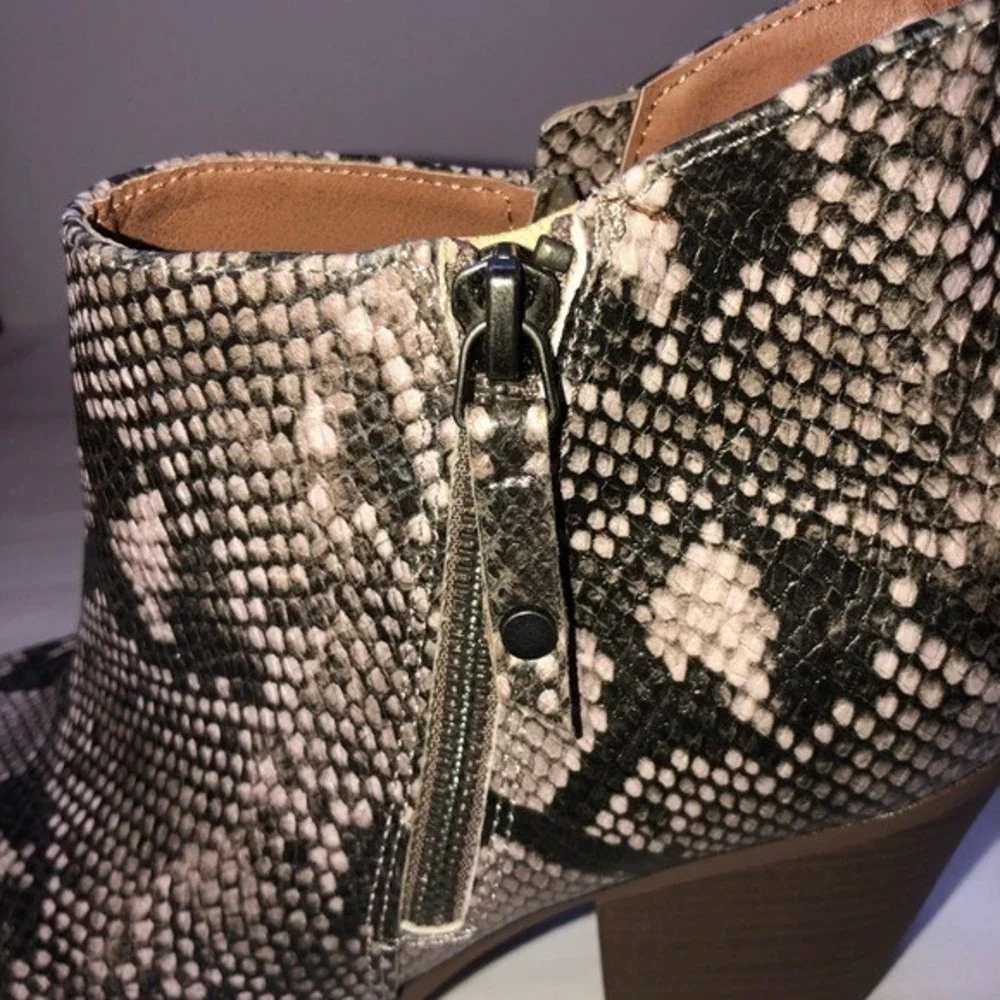 Universal Thread Women's Ankle Boots‎ Size 8.5W